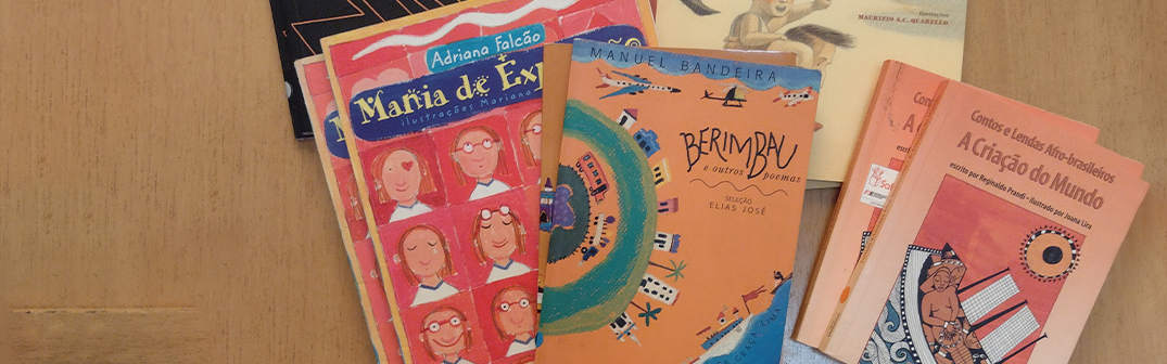 Foto do projeto Programa Myra – Juntos pela Leitura com livros diversos sobre uma mesa.
