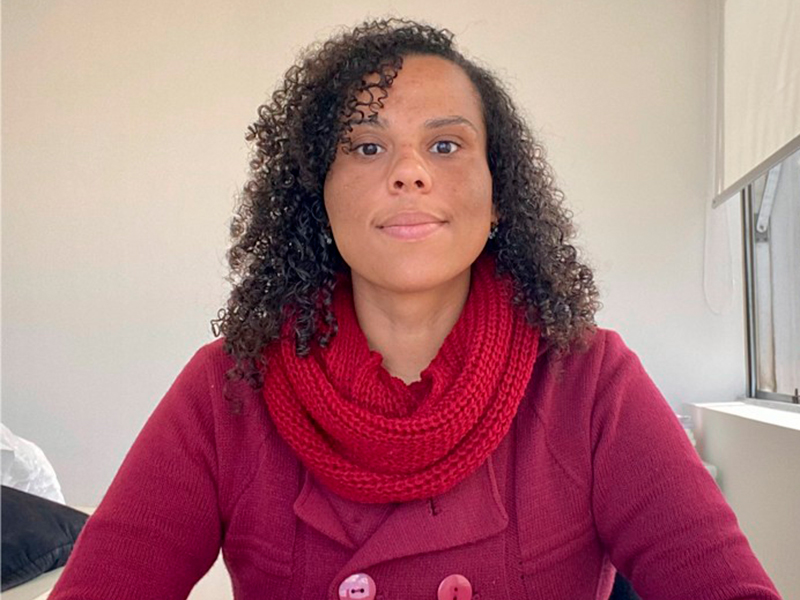 Foto de Jaqueline Lima Santos, uma mulher negra de cabelos cacheados