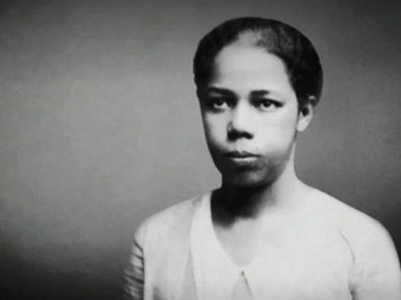 Foto em preto e branco de Antonieta de Barros, uma mulher negra e jovem de cabelos amarrados