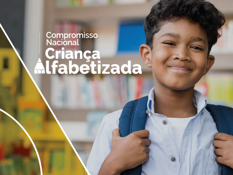 Foto de um garoto de pele negra clara de mochila escolar nas costas. Em texto: Compromisso Nacional Criança Alfabetizada.
