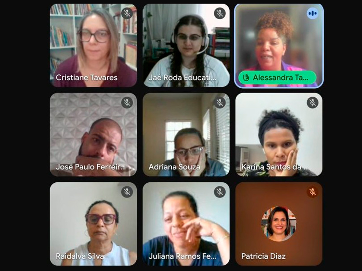 Print da gravação de uma reunião on-line feita pelo Google meet com a janela de nove pessoas diversas aparecendo na tela.