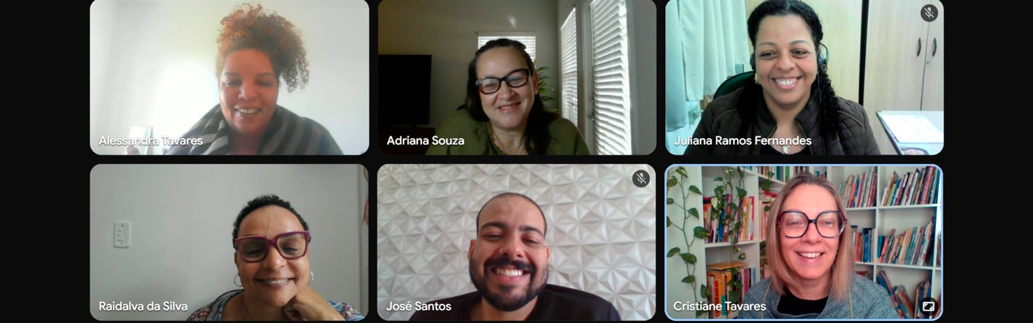 Print da gravação de uma reunião on-line feita pelo Google meet com a janela de seis pessoas diversas aparecendo na tela.